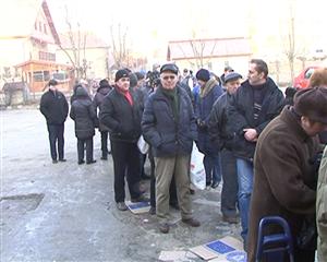 Coadă la ajutoarele alimentare. Clujenii se înghesuie să ridice pachetele oferite de Uniunea Europeană FOTO