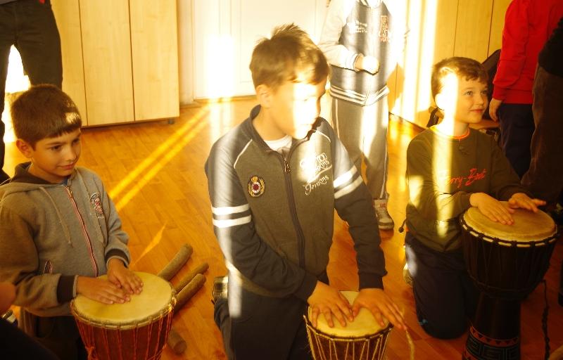 Copiii şi părinţii învaţă să comunice prin muzică
