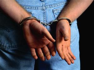 Arestat în altă cauză, un tânăr este cercetat de poliţişti pentru furt din autovehicul