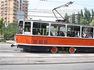 S-a grăbit să prindă tramvaiul, dar a fost călcat de o maşină