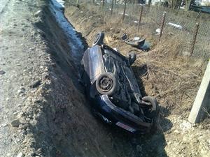 Accident spectaculos pe şoseaua umedă: un şofer s-a răsturnat cu maşina în şanţ