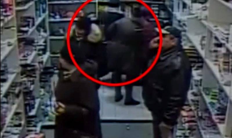 Două cleptomane, filmate în timp ce dădeau lovitura VIDEO