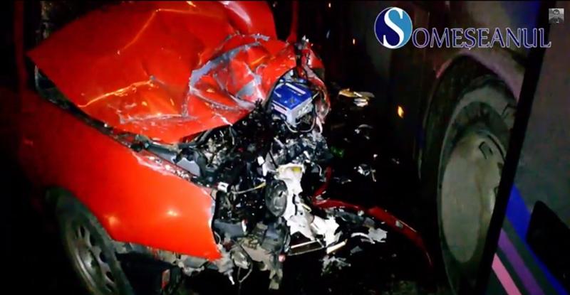 Coliziune între un autocar cu 42 de muncitori de la Jucu și un autoturism. O persoană a ajuns la Urgențe VIDEO
