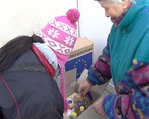 Distribuirea ajutoarelor alimentare de la UE, aproape de final. Câte persoane şi le-au ridicat