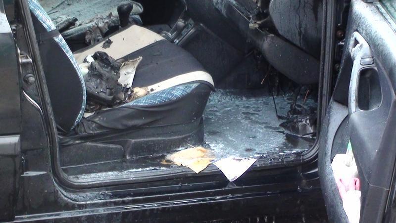 Doi bărbaţi, reţinuţi pentru distrugerea unui autovehicul şi agresarea a două persoane