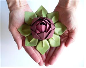 Trei instalații din origami cu mesajul 