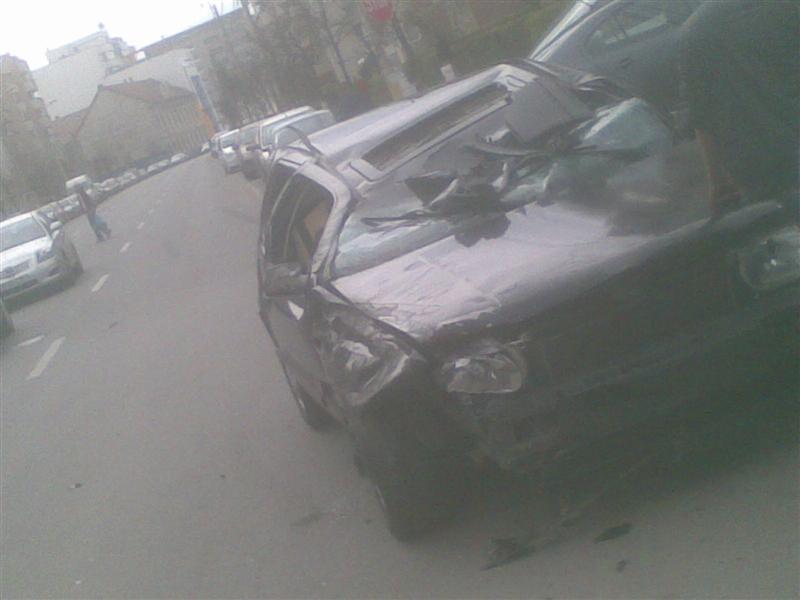 Băut la volan, un șofer și-a distrus mașina