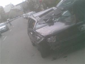 Băut la volan, un șofer și-a distrus mașina