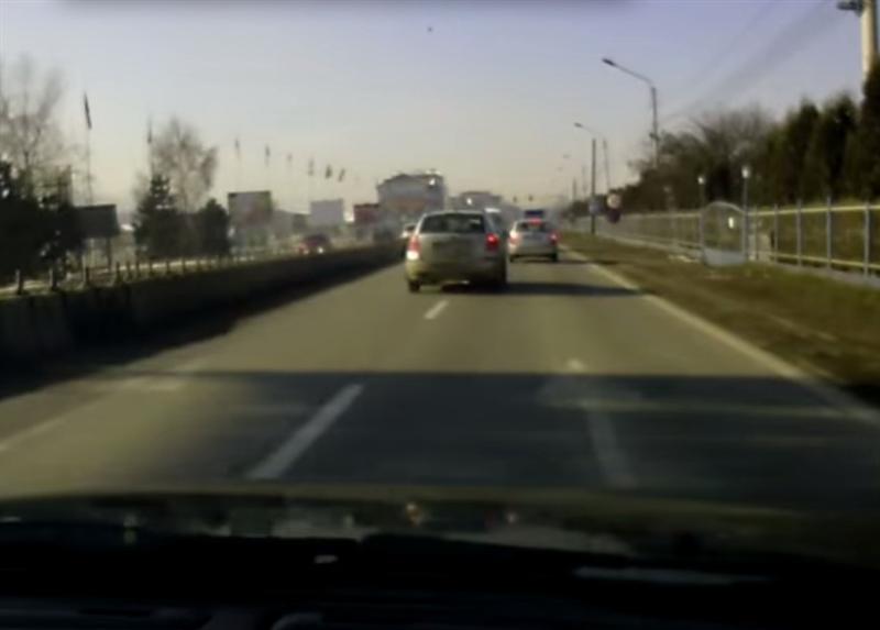 Incident în trafic: a depășit duba de poliție și a fost tras pe dreapta. Voi ce ați fi făcut în locul lui? VIDEO