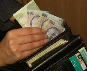 Atenţie la hoţii de buzunare: furt din autobuz