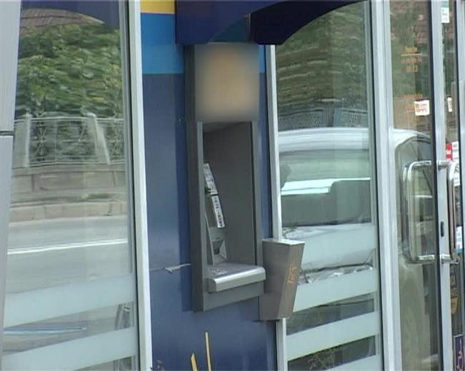 Experienţă de coşmar la bancomat. Ce a păţit o femeie care a vrut să-şi scoată nişte bani