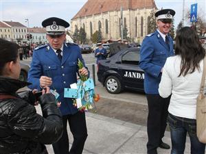 Jandarmii clujeni împart duminică flori şi mărţişoare