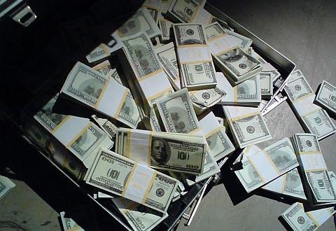 Dolarul a înregistrat un nou nivel record, de aproape 4,08 lei