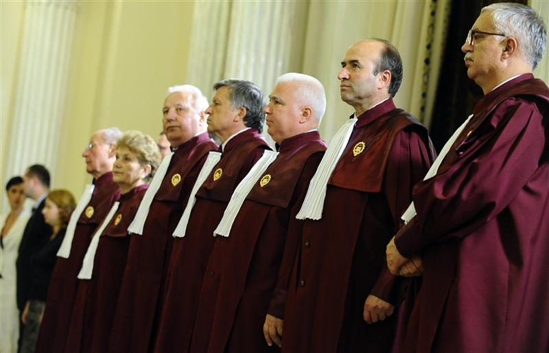 Opoziţia nu crede în angajamentele stahanoviste ale PSD în privinţa revizuirii Constituţiei