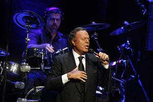 Julio Iglesias va concerta la Cluj alături de unul din fiii săi VIDEO 