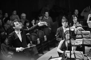 „Cu capul în nori”. Concert cu Young Famous Orchestra şi pianistul Dan Grigore