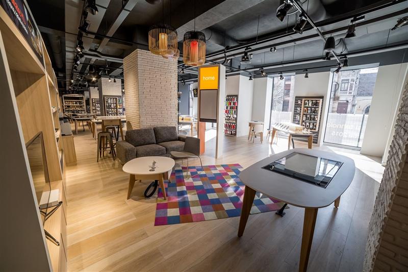 Digitalul ia locul hârtiei în noul Orange shop din Cluj