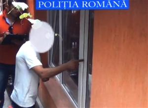 Doi tineri bănuiţi că ar fi lăsat un clujean fără 10.000 de lei, percheziţionaţi de poliţişti