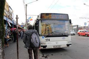 O clipă de neatenţie e suficientă. Bătrân, tâlhărit în plină zi în staţia de la Gară