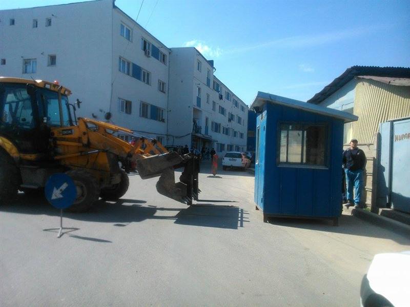 Drama “ţiganilor de la bloc”. Terorizaţi de un baron al construcţiilor şi de fiul său, 