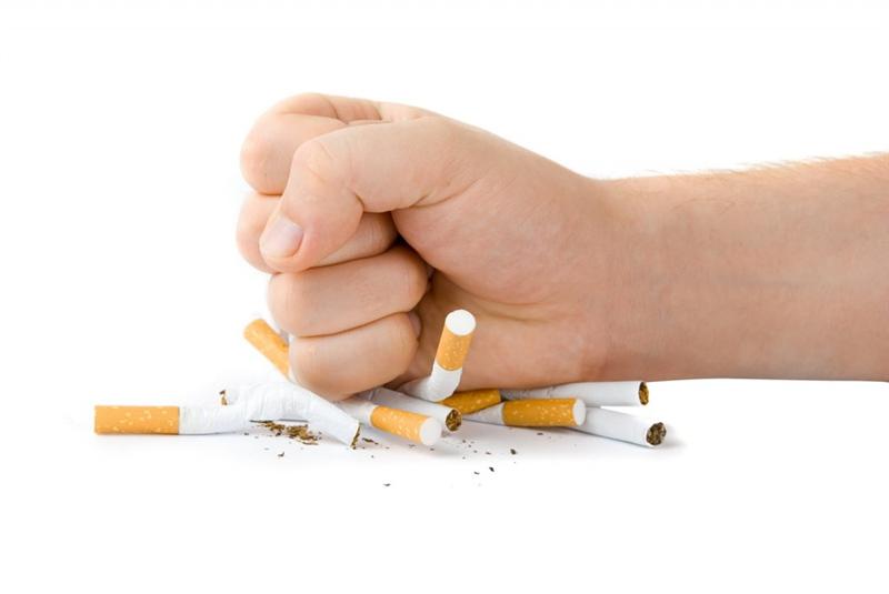 Peste o sută de ONG-uri cer interzicerea totală a fumatului în spaţii publice închise