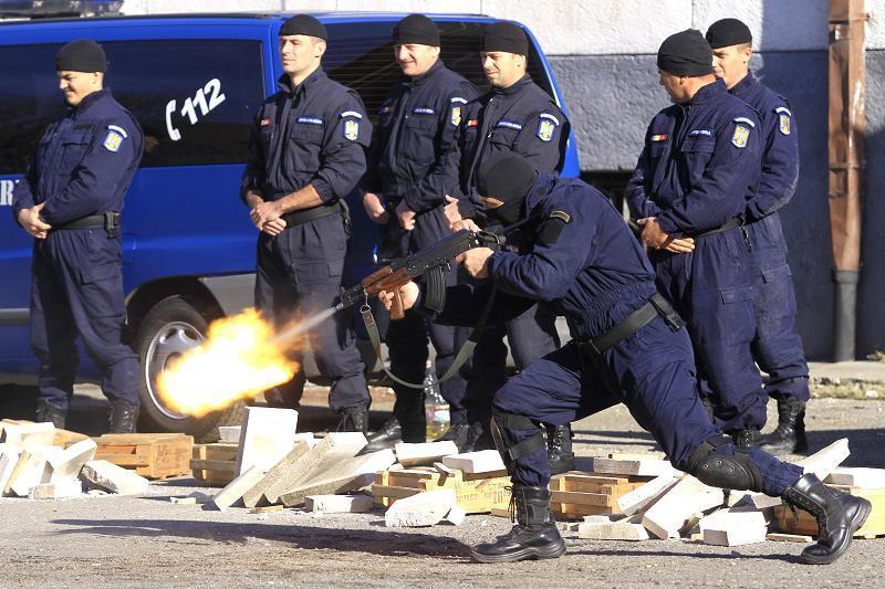 Paradă militară şi exerciţii demonstrative în centrul oraşului, de Ziua Jandarmeriei Române