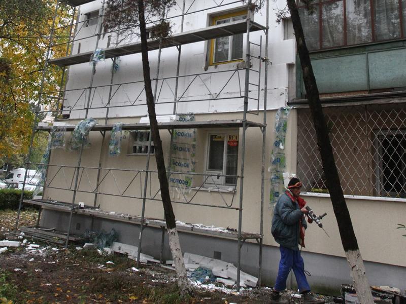 A rămas fără materiale de construcţii, dar a găsit soluţia: le-a furat