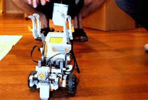 Sâmbăta experimentelor: pendulul încrederii, roboţi programabili şi parabola fonică