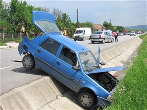 Minor aventurier: s-a urcat la volan fără permis şi a provocat un accident