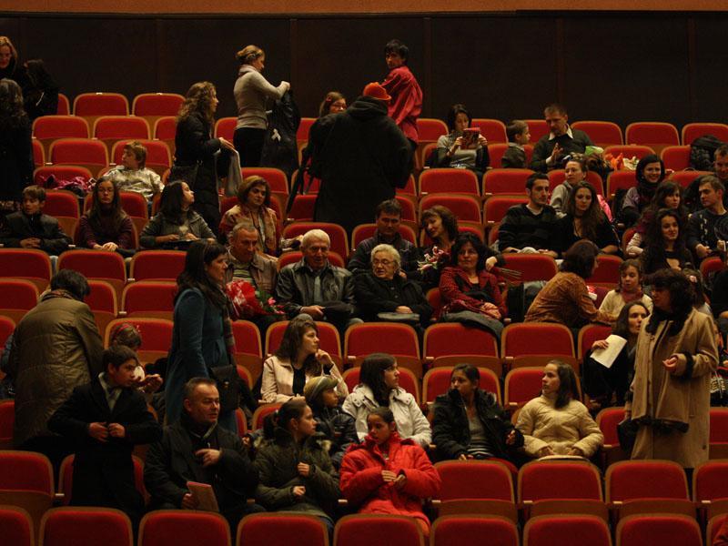 Artă contra drogurilor: spectacol de senzaţie pe scena Casei de Cultură a Studenţilor