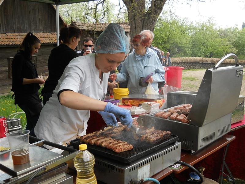 De la 1 Mai muncitoresc, la serbarea câmpenească. 
