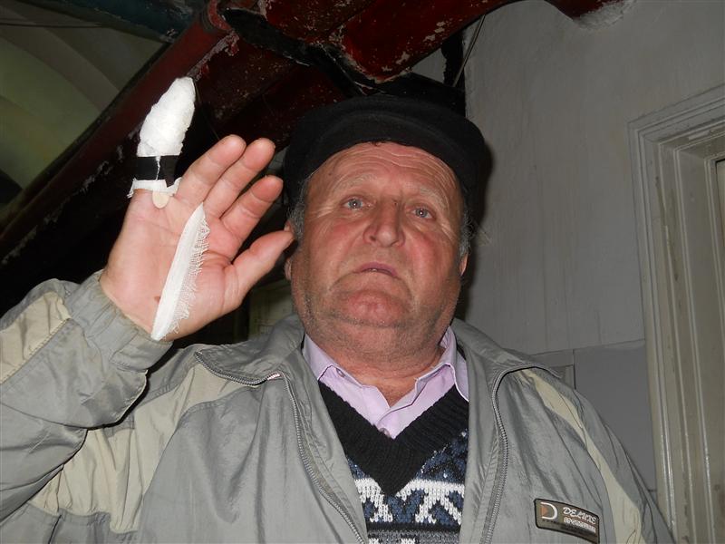 Bărbat de 62 de ani, tocat mărunt de “zăpăcitul” satului, doar pentru că i-a venit şi lui rândul