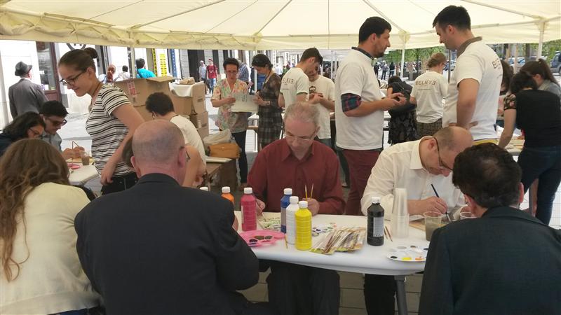 Explozie de culoare în centrul oraşului. Clujenii sunt chemaţi să picteze un mozaic uriaş GALERIE FOTO