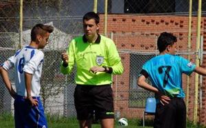 Arbitru bătut în timpul unui meci de fotbal. Şi-a pierdut un dinte!