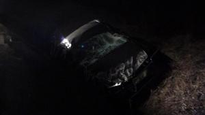 Cu viteză pe şosea, un şofer şi-a zdrelit şi maşina şi propria persoană