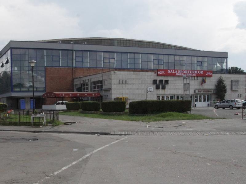 Romii fac legea în zona Sălii Sporturilor! Trei poloişti juniori de la C.S.S. “Viitorul”, bătuţi înainte să intre la piscină