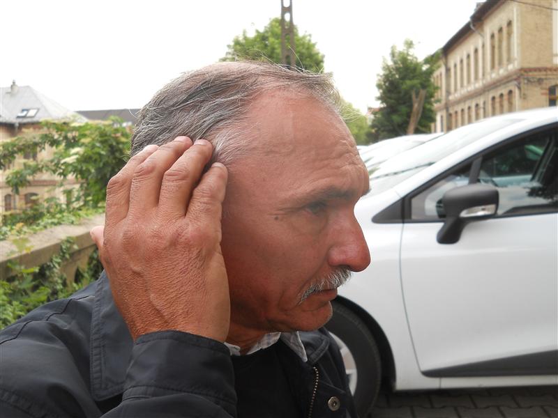 Bătrân, jefuit de un vecin. Tâlharul a coborât din maşină, i-a ars nişte pumni şi apoi i-a luat banii