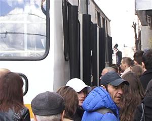 Minor, lovit de o maşină imediat după ce a coborât din autobuz. Şoferul autovehicului a fugit de la locul faptei