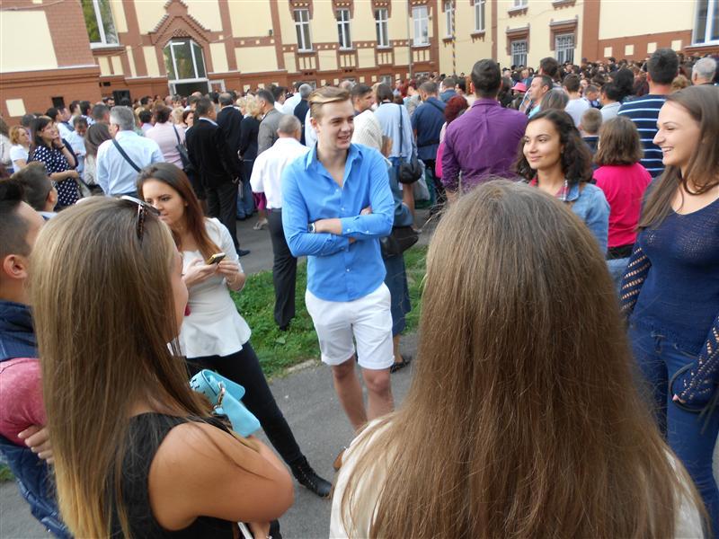 E sănătoasă coborârea majoratului la 16 ani?