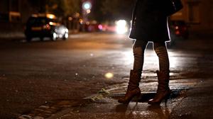 Prostituată violată. Bărbatul a bătut-o, a violat-o şi a aruncat-o afară din casă