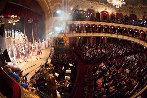 Opera Română din Cluj, decorată de Iohannis