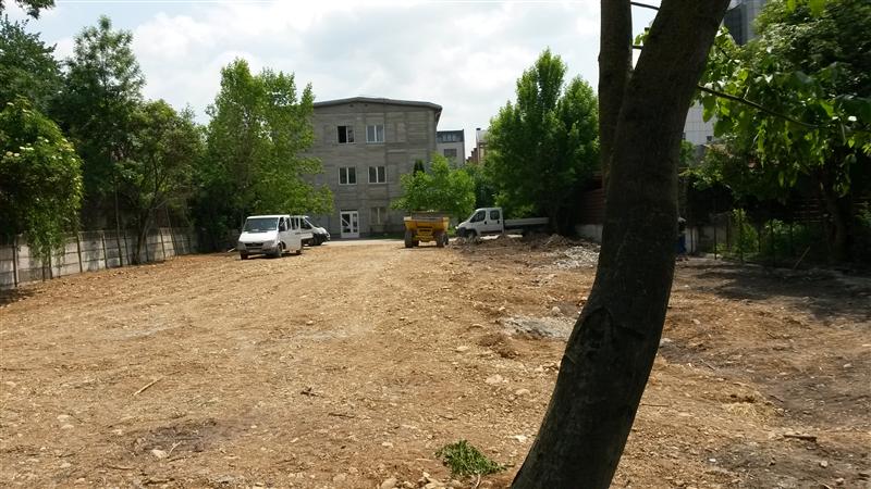 Episcopia Greco-Catolică a defrişat o zonă verde pentru amenajarea unei parcări. Maestrul Dumitru Fărcaş, printre vecinii nemulţumiţi