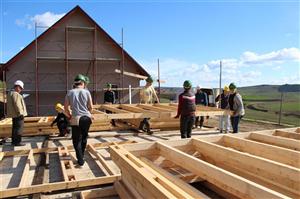 90 de voluntari au ajutat la construirea unei locuinţe pentru o familie nevoiaşă