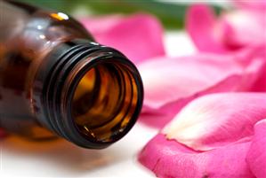 Se face PARFUM din EL. ULEIUL ESENŢIAL cu peste o DUZINĂ de ÎNTREBUINŢĂRI: ANTI-DEPRESIV, ANTI-SPASMODIC, AFRODIZIAC