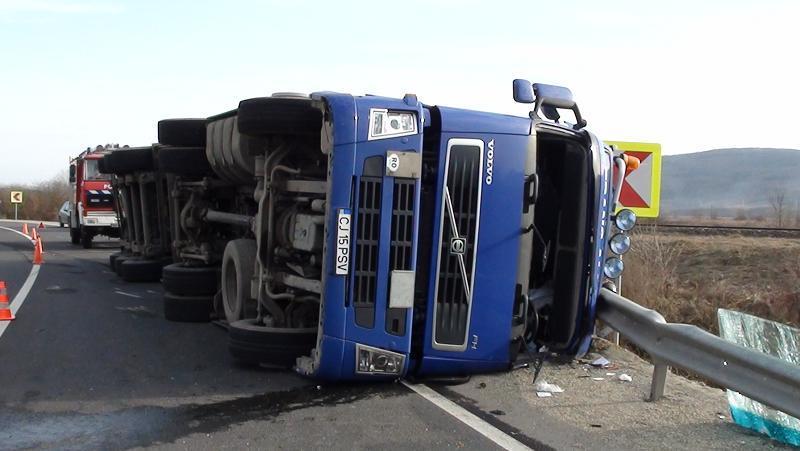 Grav accident de circulatie: un autoturism s-a izbit de un autotren