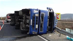 Grav accident de circulatie: un autoturism s-a izbit de un autotren