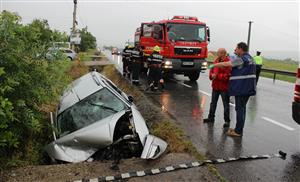 Ploaia face victime! Trei studenţi în drum spre examen, implicaţi într-un grav accident rutier VIDEO