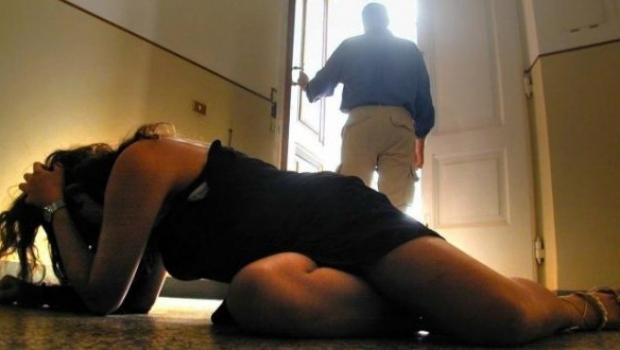 Suferinţele unei mame: fiul recidivist i-a înroşit spatele după ce-a bătut-o cu palmele