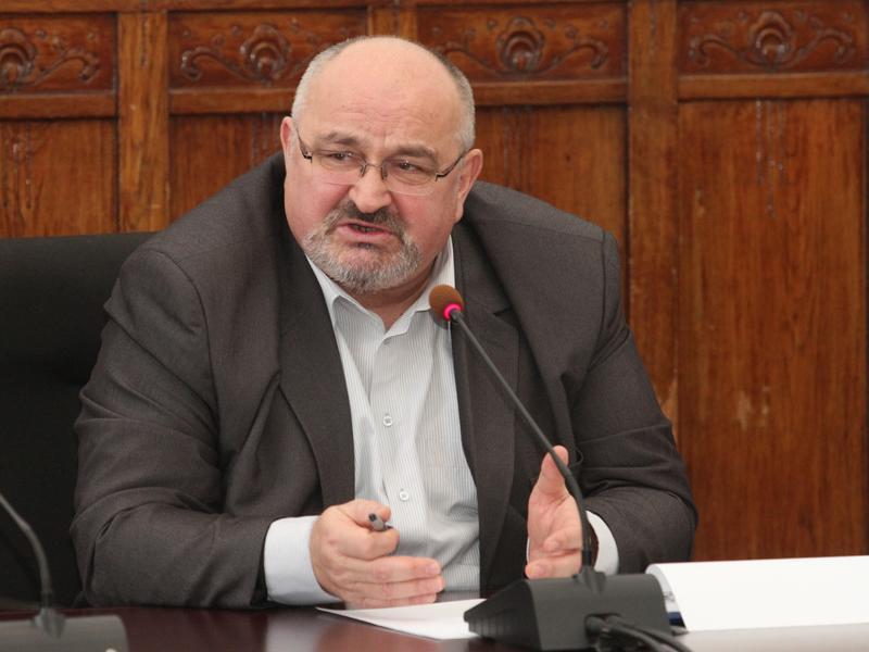 Trai pe vătrai. Prefectul Clujului câştigă peste 100 de milioane pe lună şi are patru case