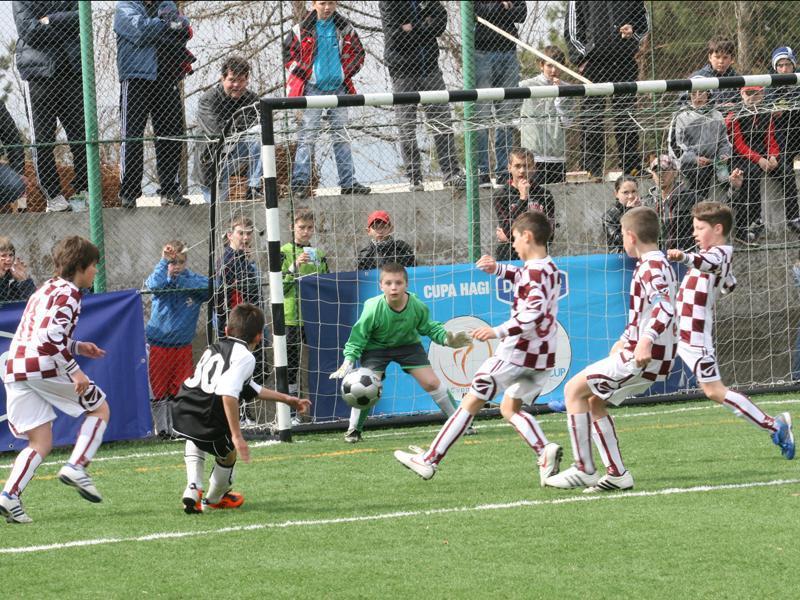 Juniorii celor mai importante cluburi de fotbal din ţară se întrec la Cluj. Premiile vor fi înmânate de jucători-vedetă